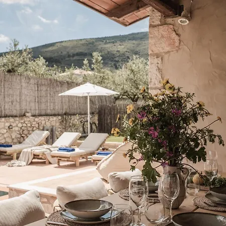 Willa Viatzo - Eclectic With Heated Saltwater Pools *