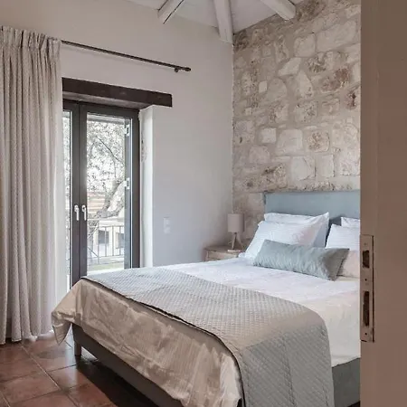 Villa Viatzo - Eclectic With Heated Saltwater Pools *