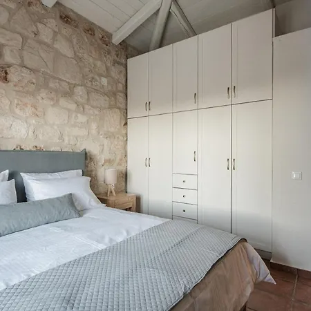 Villa Viatzo - Eclectic With Heated Saltwater Pools *