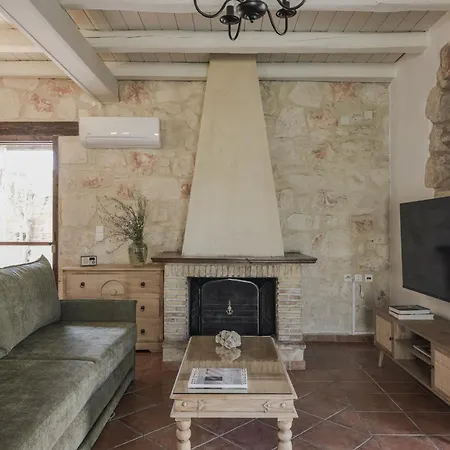 Villa Viatzo - Eclectic With Heated Saltwater Pools *
